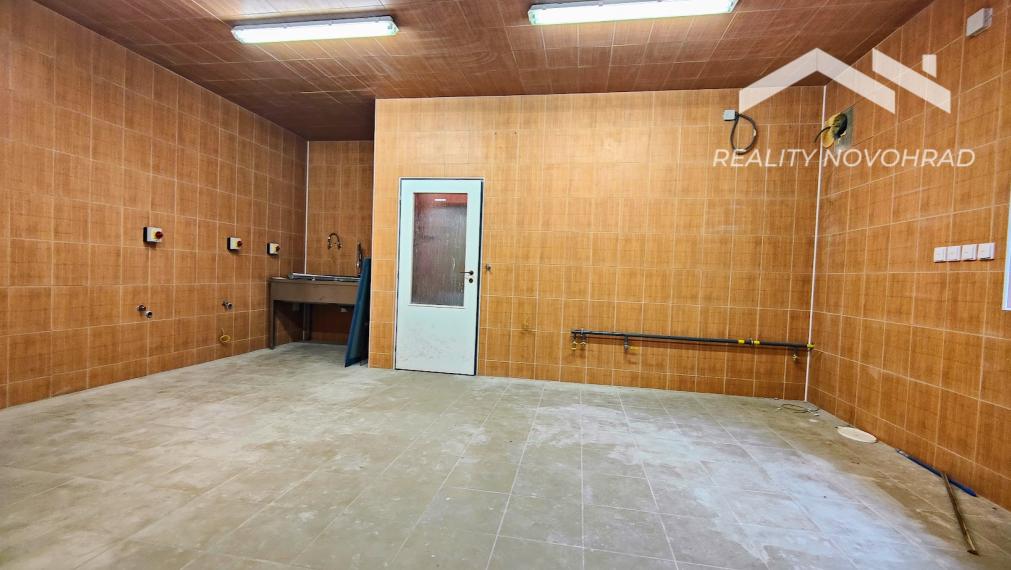 Fiľakovo – Polyfunkčný objekt s Veľkým Potenciálom: Gastro, Ubytovanie aj Služby