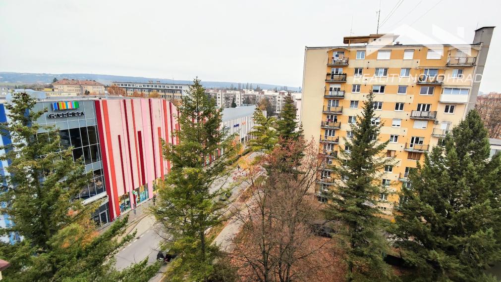 Prémiová ponuka: Štýlový 2-izbový byt s balkónom v absolútnom centre Lučenca