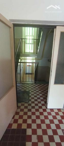 Štýlový 2+1 izbový byt s loggiou v zelenej časti Poltára – Sklárska ulica