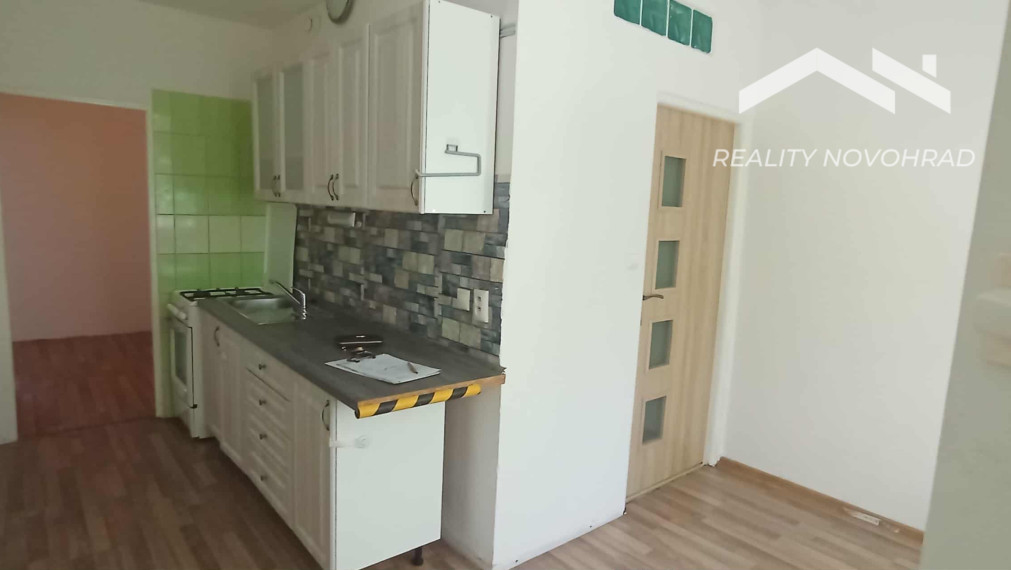 Štýlový 2+1 izbový byt s loggiou v zelenej časti Poltára – Sklárska ulica