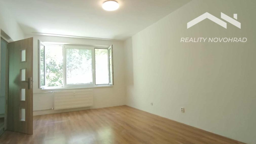 Štýlový 2+1 izbový byt s loggiou v zelenej časti Poltára – Sklárska ulica