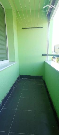 Štýlový 2+1 izbový byt s loggiou v zelenej časti Poltára – Sklárska ulica