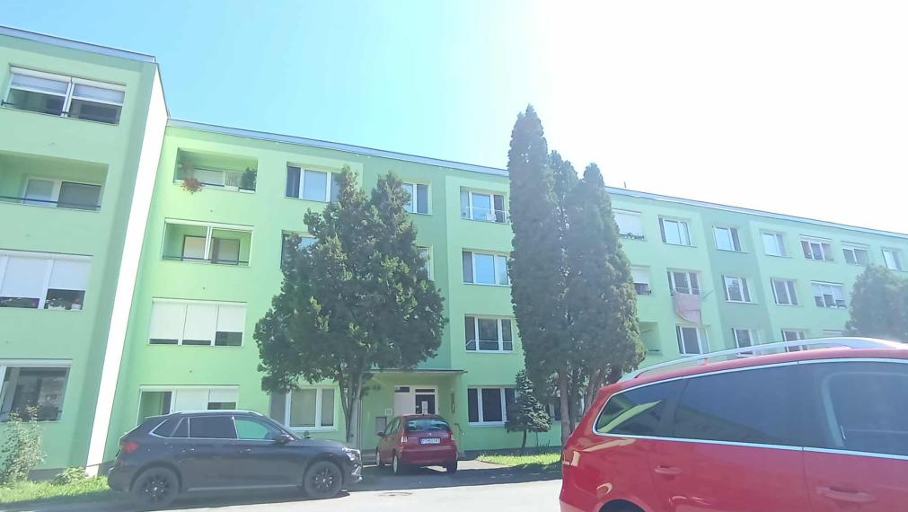 Štýlový 2+1 izbový byt s loggiou v zelenej časti Poltára – Sklárska ulica