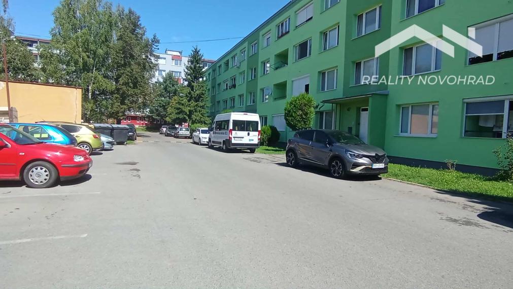 Štýlový 2+1 izbový byt s loggiou v zelenej časti Poltára – Sklárska ulica