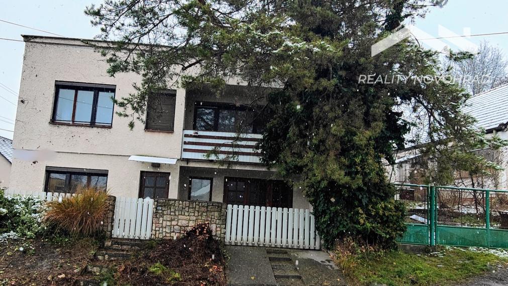 Dvojpodlažný rodinný dom v obľúbenej lokalite Malá Ves