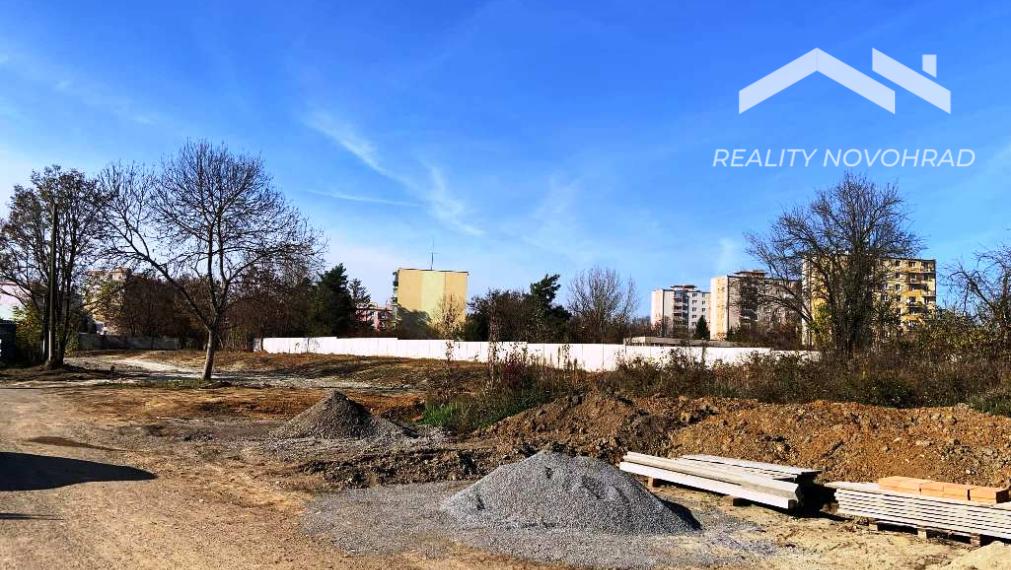 STAVEBNÝ POZEMOK 600 m2  v novo- vybudovanej lokalite v  STREDE MESTA