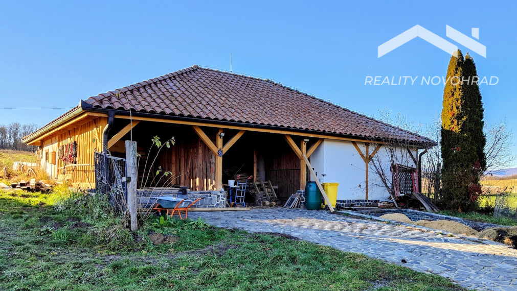 Vidiecka usadlosť Breznička – 2,3 ha areál s bazénom, stajňou a potenciálom pre agroturistický projekt.