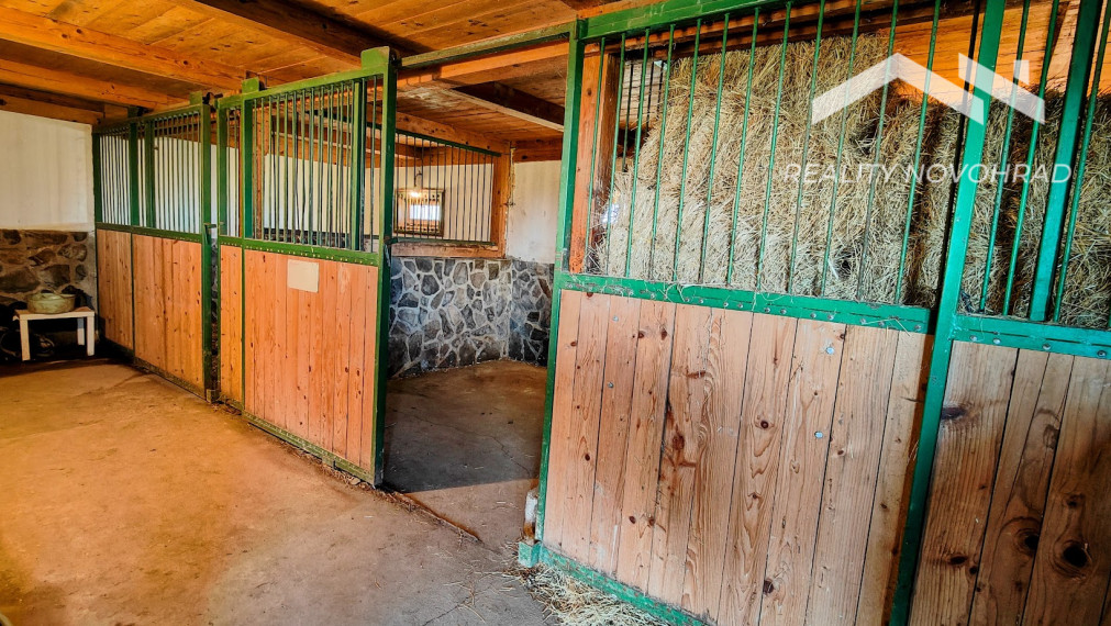 Vidiecka usadlosť Breznička – 2,3 ha areál s bazénom, stajňou a potenciálom pre agroturistický projekt.
