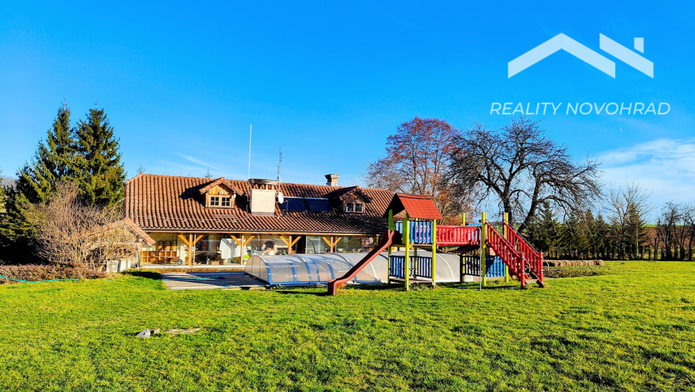 Vidiecka usadlosť Breznička – 2,3 ha areál s bazénom, stajňou a potenciálom pre agroturistický projekt.