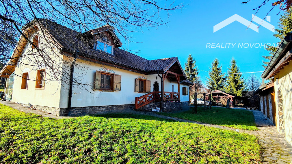 Vidiecka usadlosť Breznička – 2,3 ha areál s bazénom, stajňou a potenciálom pre agroturistický projekt.