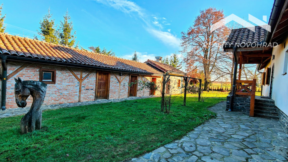 Vidiecka usadlosť Breznička – 2,3 ha areál s bazénom, stajňou a potenciálom pre agroturistický projekt.