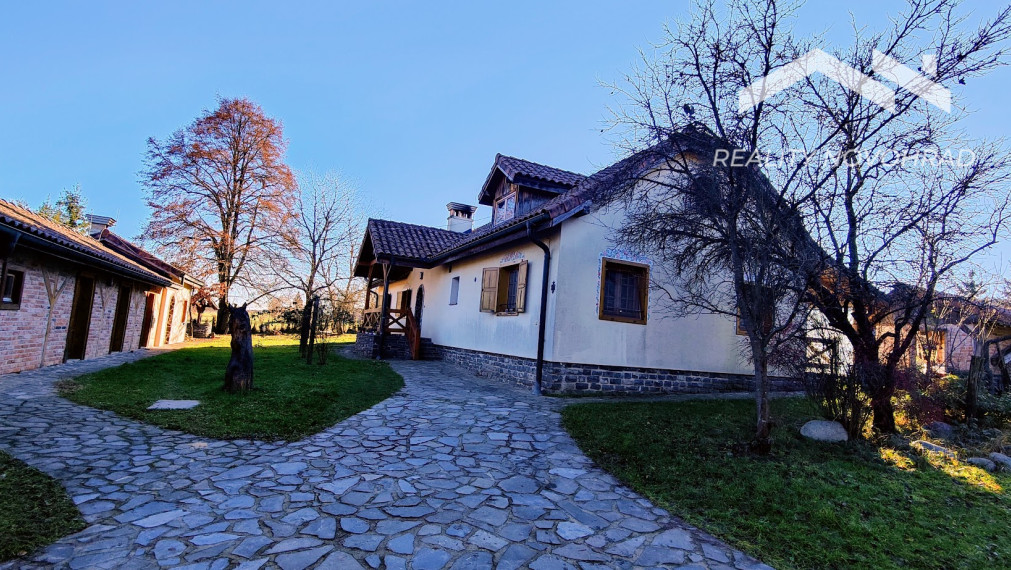 Vidiecka usadlosť Breznička – 2,3 ha areál s bazénom, stajňou a potenciálom pre agroturistický projekt.