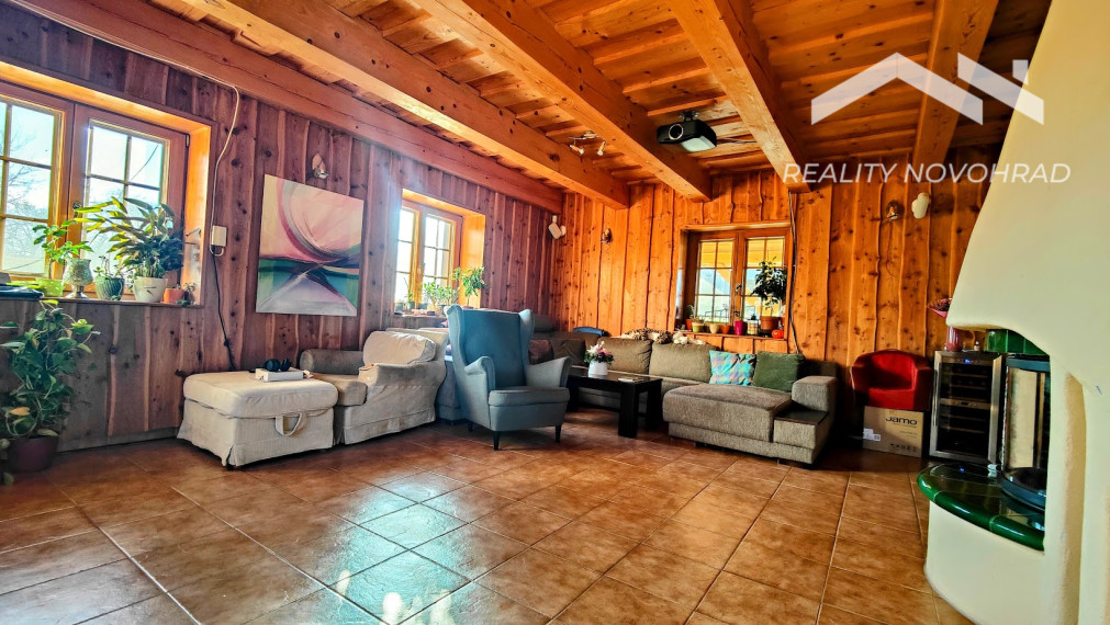 Vidiecka usadlosť Breznička – 2,3 ha areál s bazénom, stajňou a potenciálom pre agroturistický projekt.