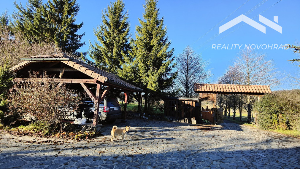 Vidiecka usadlosť Breznička – 2,3 ha areál s bazénom, stajňou a potenciálom pre agroturistický projekt.