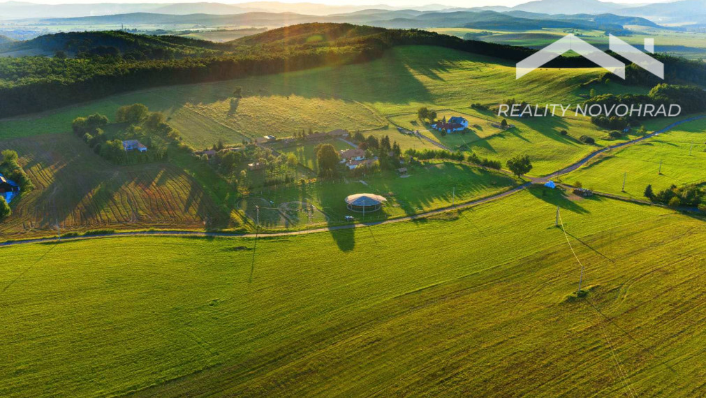 Vidiecka usadlosť Breznička – 2,3 ha areál s bazénom, stajňou a potenciálom pre agroturistický projekt.