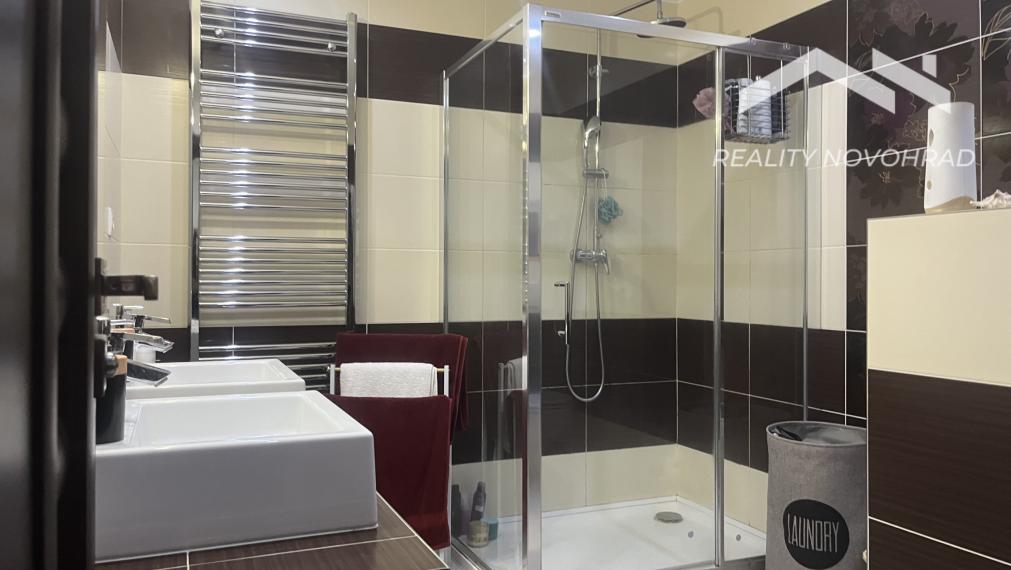 VIDINÁ okr. LUČENEC - RD 240 m2 , BAZÉN, TERASA, GARÁŽ - komplet zrekonštruovaný a zariadený