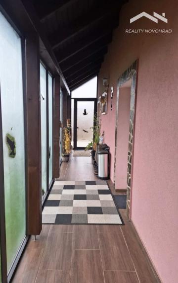 LUKOVIŠTIA okr. RIMAVSKÁ SOBOTA -  štýlovo zrekonštruovaná RODINNÁ USADLOSŤ 1,8 ha s bohatým zázemím