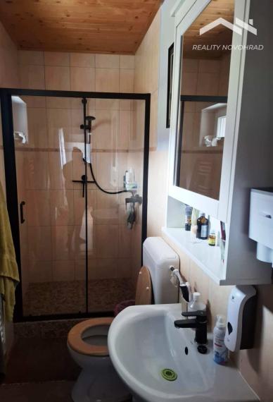 LUKOVIŠTIA okr. RIMAVSKÁ SOBOTA -  štýlovo zrekonštruovaná RODINNÁ USADLOSŤ 1,8 ha s bohatým zázemím