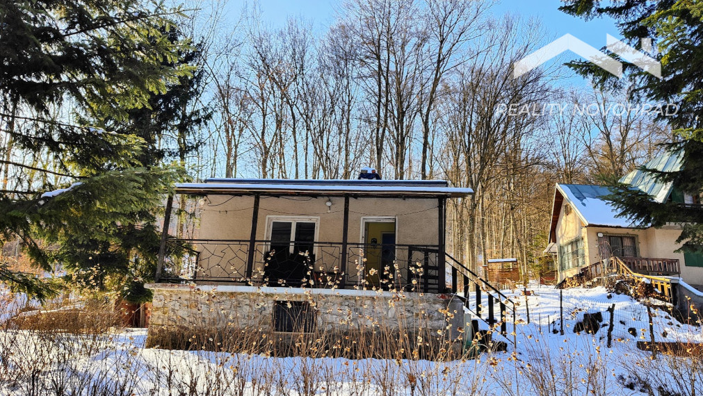 Na predaj rekreačná chata pri Tuhári – s Tuhárskym potokom priamo pri pozemku