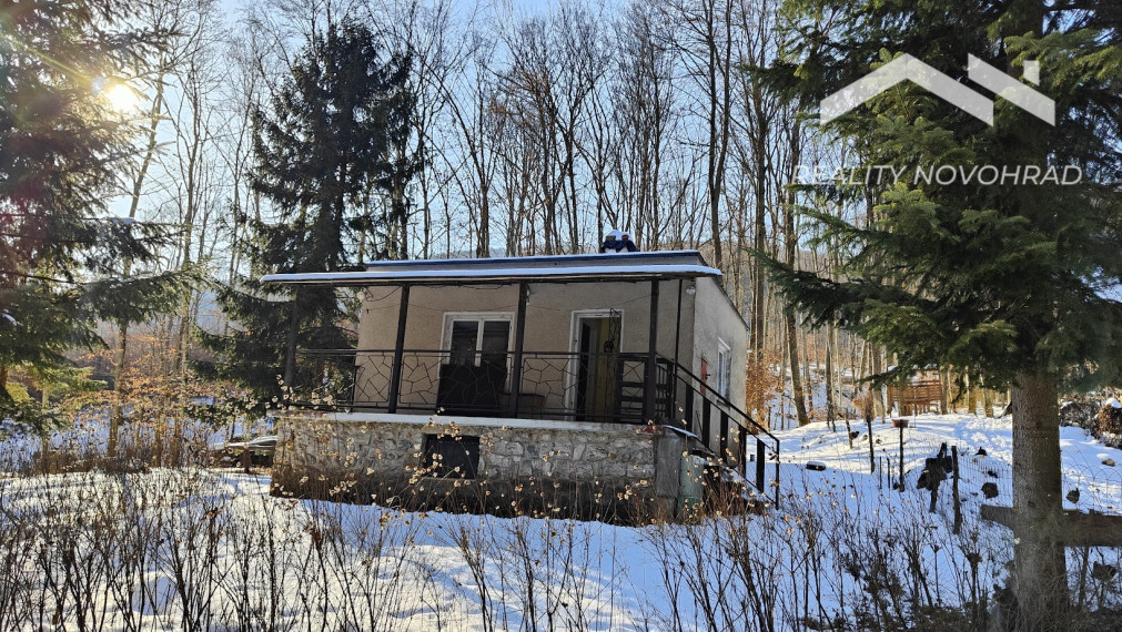 Na predaj rekreačná chata pri Tuhári – s Tuhárskym potokom priamo pri pozemku