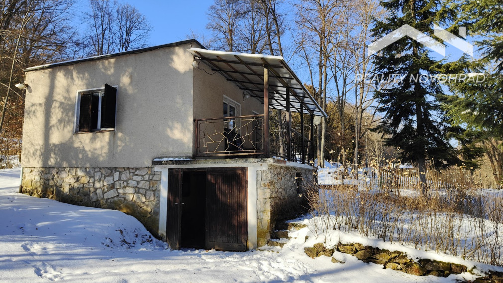 Na predaj rekreačná chata pri Tuhári – s Tuhárskym potokom priamo pri pozemku