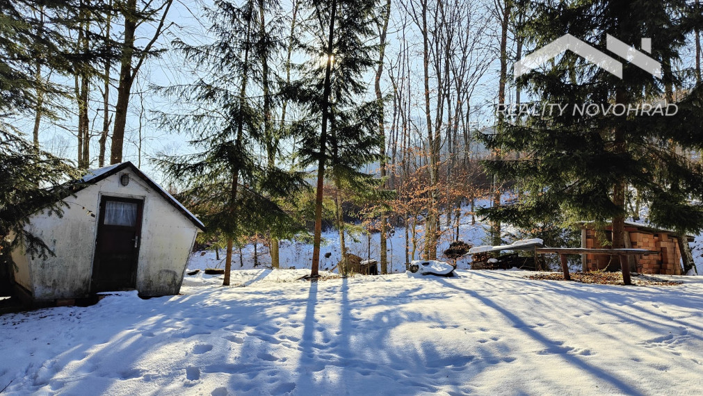 Na predaj rekreačná chata pri Tuhári – s Tuhárskym potokom priamo pri pozemku