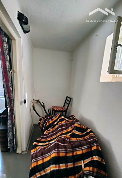 Na predaj rekreačná chata pri Tuhári – s Tuhárskym potokom priamo pri pozemku