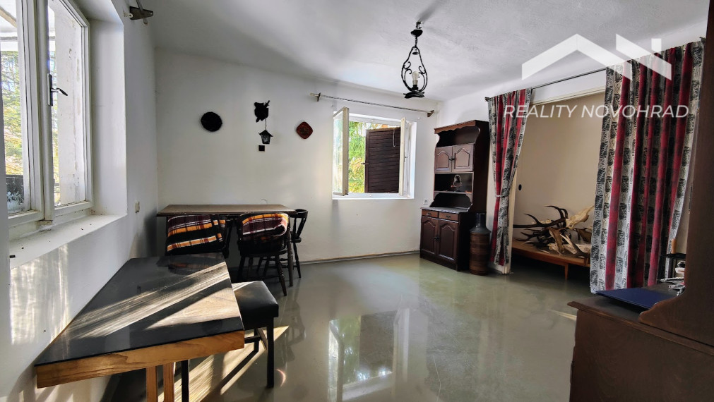 Na predaj rekreačná chata pri Tuhári – s Tuhárskym potokom priamo pri pozemku