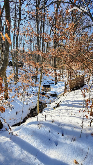 Na predaj rekreačná chata pri Tuhári – s Tuhárskym potokom priamo pri pozemku