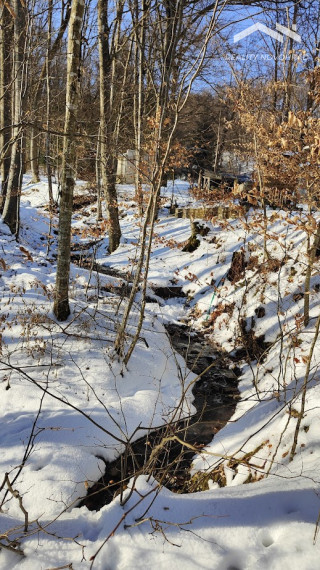 Na predaj rekreačná chata pri Tuhári – s Tuhárskym potokom priamo pri pozemku