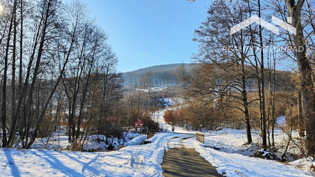 Na predaj rekreačná chata pri Tuhári – s Tuhárskym potokom priamo pri pozemku