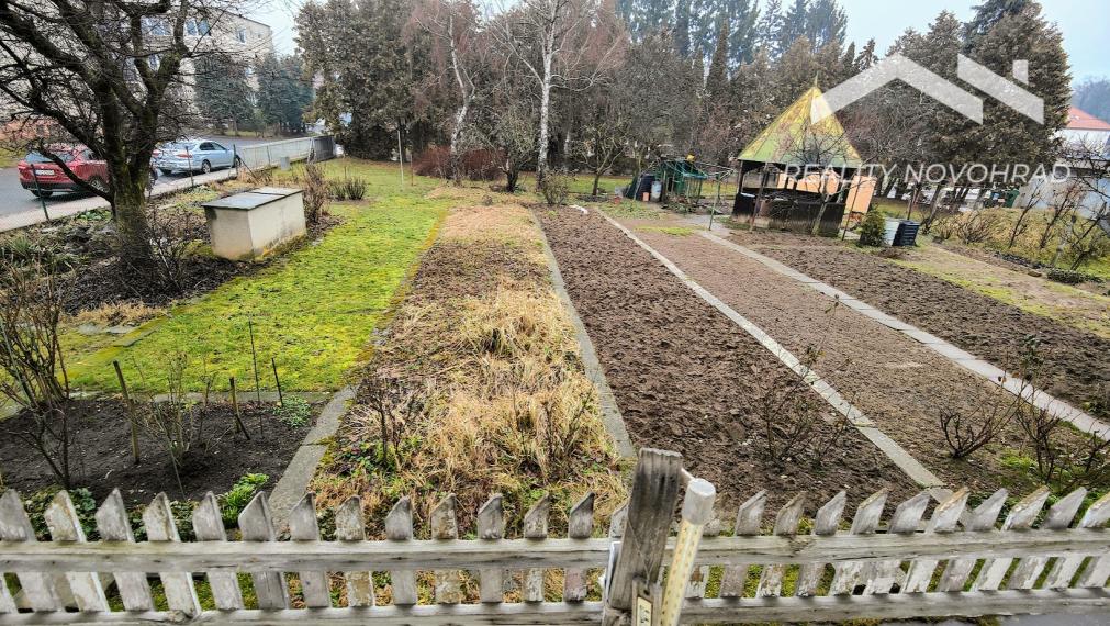 Komorné bývanie v tehlovom dome: 2-izbový byt so záhradkou – Halič