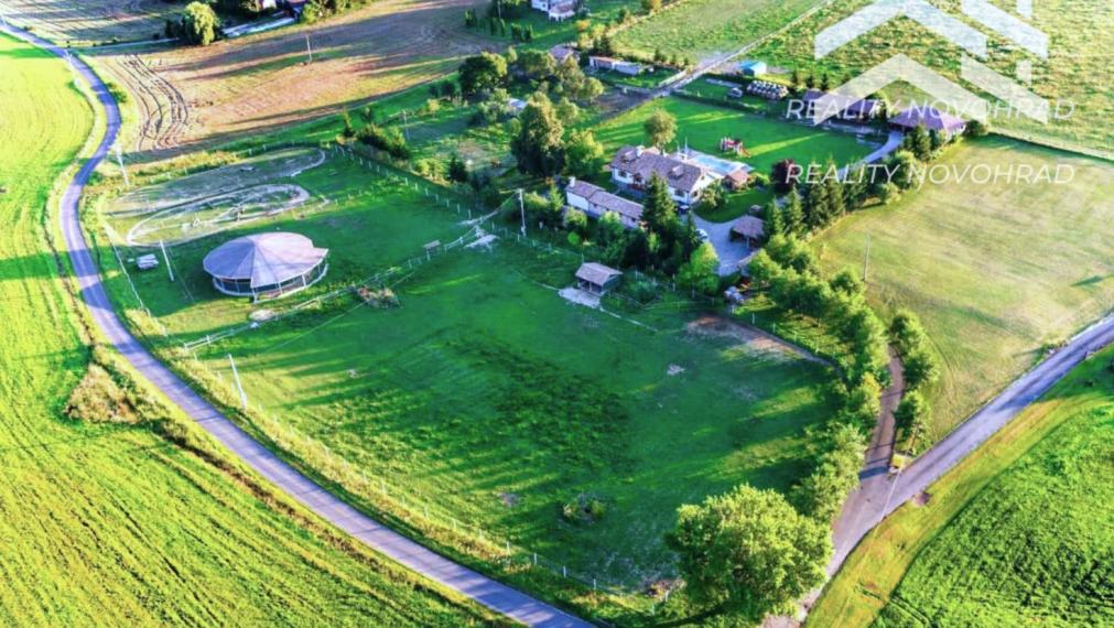 NOVÁ CENA: Rodinná usadlosť ideálna pre milovníkov koní a pokojného vidieckeho života