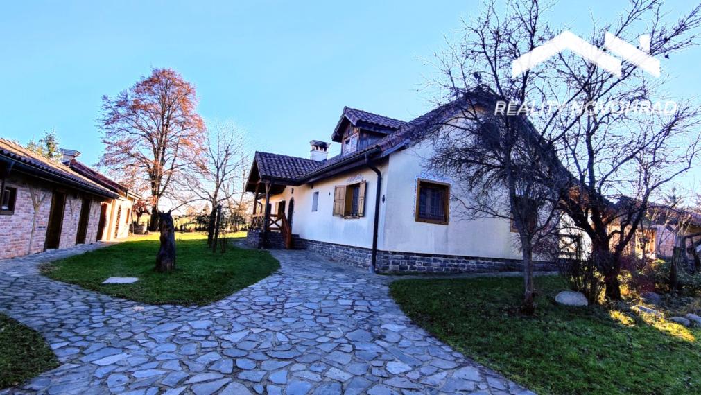 NOVÁ CENA: Rodinná usadlosť ideálna pre milovníkov koní a pokojného vidieckeho života