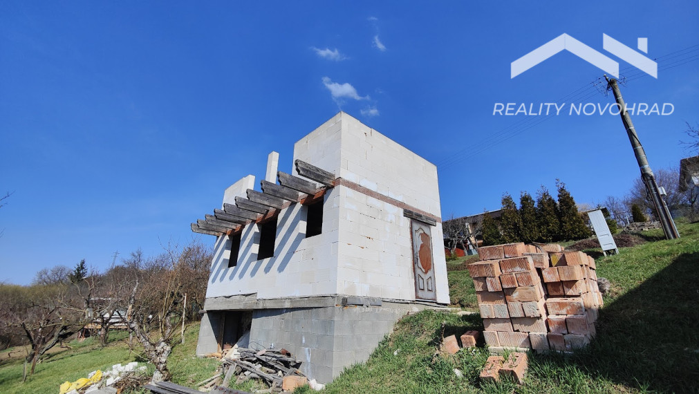 🌿 Slnečná záhrada s rozostavanou dvojpodlažnou chatou a krásnym výhľadom