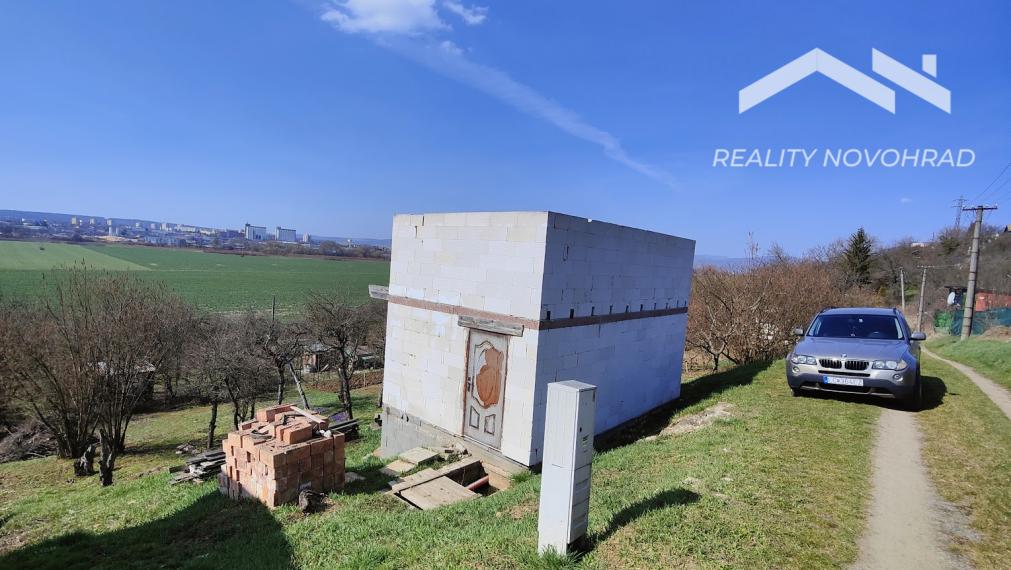 🌿 Slnečná záhrada s rozostavanou dvojpodlažnou chatou a krásnym výhľadom