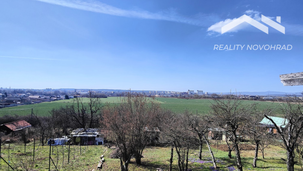 🌿 Slnečná záhrada s rozostavanou dvojpodlažnou chatou a krásnym výhľadom