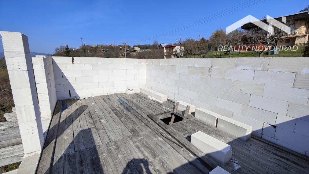 🌿 Slnečná záhrada s rozostavanou dvojpodlažnou chatou a krásnym výhľadom