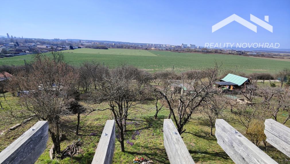 🌿 Slnečná záhrada s rozostavanou dvojpodlažnou chatou a krásnym výhľadom