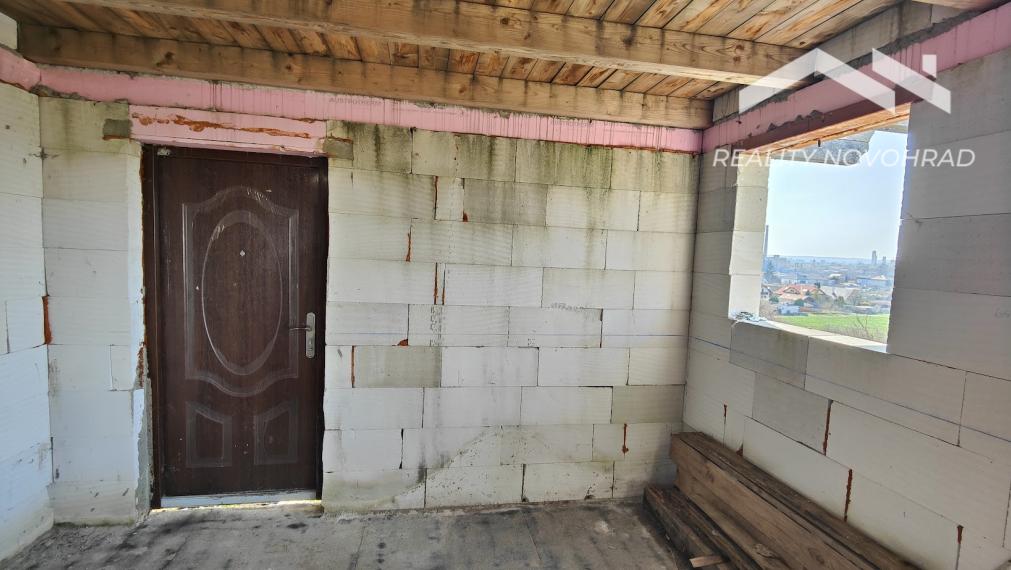 🌿 Slnečná záhrada s rozostavanou dvojpodlažnou chatou a krásnym výhľadom