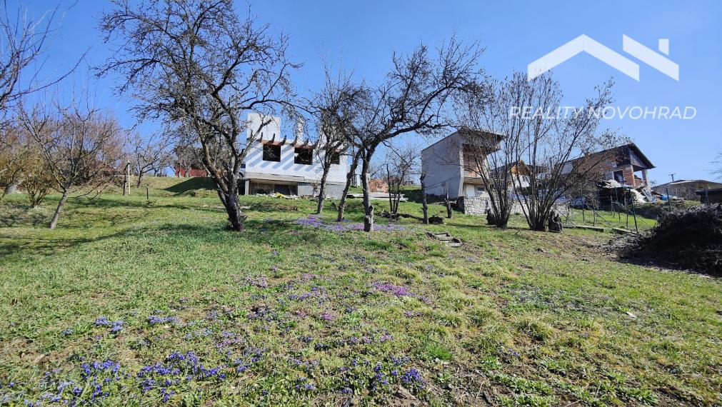 🌿 Slnečná záhrada s rozostavanou dvojpodlažnou chatou a krásnym výhľadom