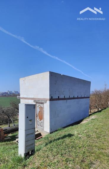🌿 Slnečná záhrada s rozostavanou dvojpodlažnou chatou a krásnym výhľadom