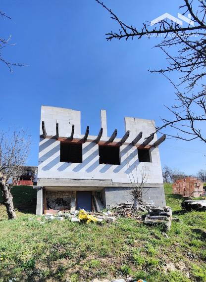 🌿 Slnečná záhrada s rozostavanou dvojpodlažnou chatou a krásnym výhľadom