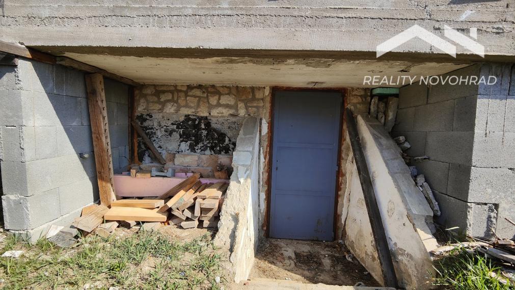 🌿 Slnečná záhrada s rozostavanou dvojpodlažnou chatou a krásnym výhľadom