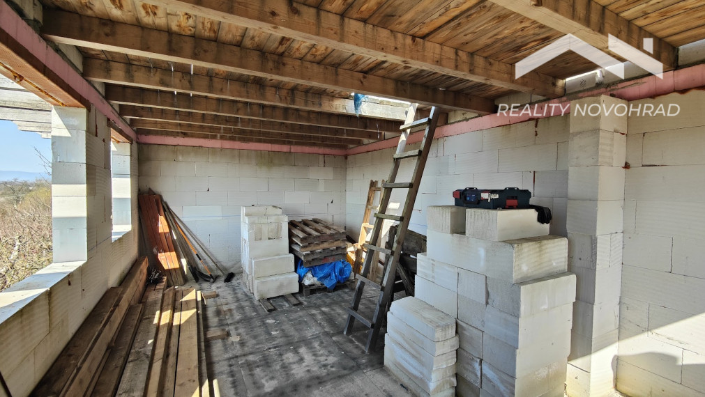 🌿 Slnečná záhrada s rozostavanou dvojpodlažnou chatou a krásnym výhľadom