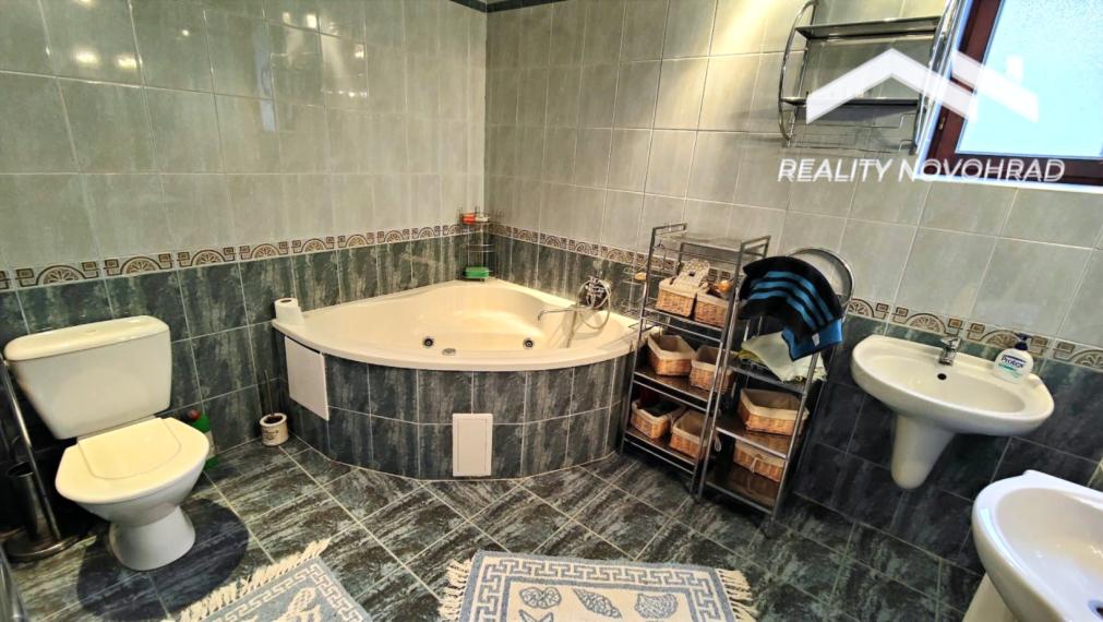 Nadčasový dom pri parku v Lučenci – priestor, štýl a súkromie v dokonalej harmónii