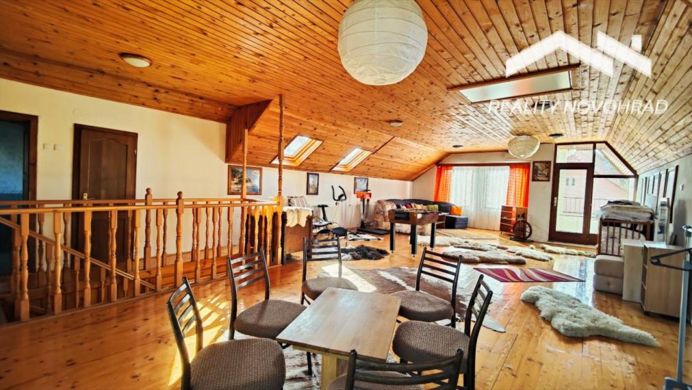 Nadčasový dom pri parku v Lučenci – priestor, štýl a súkromie v dokonalej harmónii