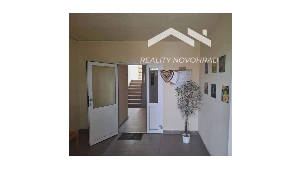NOVOHRADSKÁ - LUČENEC (Čínsky múr) 2,5-izbový byt s loggiou (62 m²)