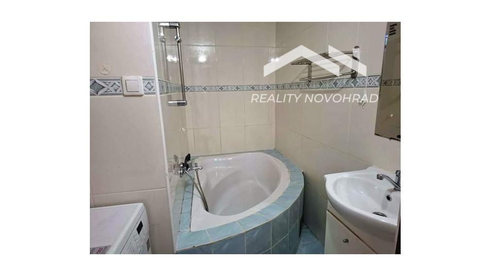 NOVOHRADSKÁ - LUČENEC (Čínsky múr) 2,5-izbový byt s loggiou (62 m²)