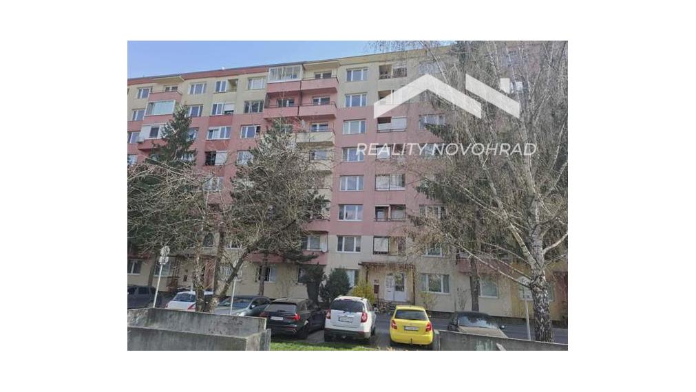 NOVOHRADSKÁ - LUČENEC (Čínsky múr) 2,5-izbový byt s loggiou (62 m²)
